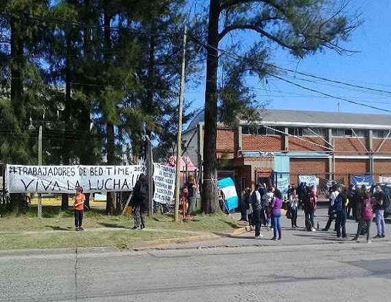 “No existe la crisis que la empresa inventa para justificar los despidos”, dijeron los trabajadores de Bed Time y remarcaron, “no hay baja en las ventas ni falta de trabajo”.