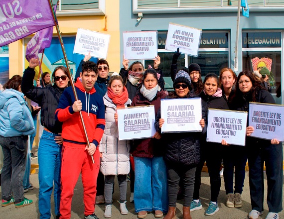 Desde el SUTEF se planteó que el ofrecimiento continúa muy lejos de las necesidades del sector que se encuentra profundamente endeudado y empobrecido frente a una realidad que cada día se vuelve más insostenible.