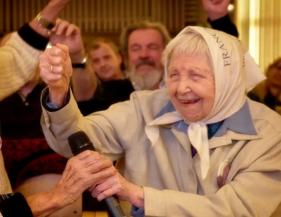 “Vera, con tu voz firme y tu ternura infinita, caminaste incansablemente por tu hija Franca -y por lxs 30.000-, sembrando memoria en cada escuela, en cada marcha, en cada encuentro”, resaltó la CONADU.