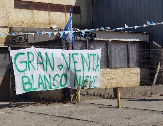 “La situación es muy difícil, se complica día a día, ya estamos a 16, la gente se empieza a quedar sin plata, y no hemos completado nuestros sueldos de septiembre”, indicó Marcela Cárdenas, Delegada de la empresa de Blanco Nieve.