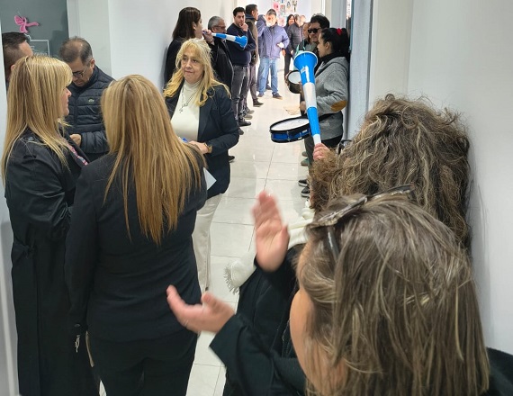 Ante la imposibilidad de llegar a una instancia de negociación directa, los trabajadores notificador al Ministerio de Trabajo y Empleo para que actúe como mediador en el conflicto.