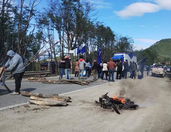 “Estamos pidiendo un aumento salarial acorde a los valores de la canasta familiar; de acá no nos movemos hasta que no venga el Gobernador, la Vicegobernadora, o algún Ministro”, dijo el Secretario General de ATE, Carlos Córdoba.