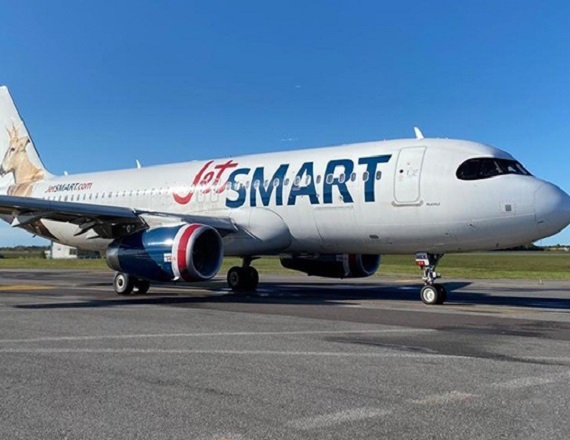 La Asociación Sindical de Trabajadores de JetSmart (ASTJ) enfatizó que la empresa está reemplazando “empleo argentino estable por mano de obra extranjera y precaria, lo que agrava la fatiga del personal remanente”.