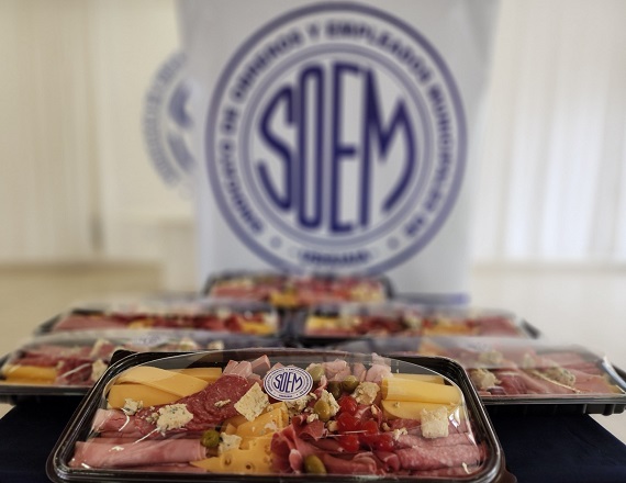 “Agradecemos a los 265 compañeros que ya retiraron su bandeja de fiambres y continuamos con la entrega este viernes 7, de 14 a 18 horas”, comentó el Secretario General del SOEM Ushuaia, Manuel Ojeda.