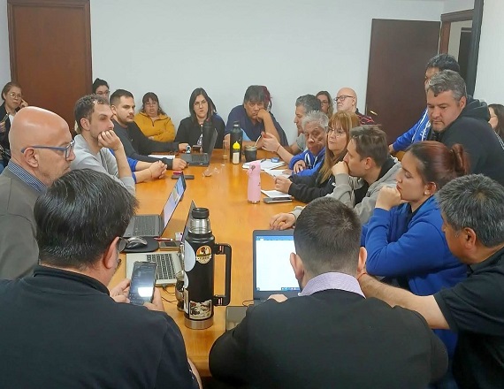 Cabe recordar que las entidades gremiales en su conjunto, decidieron y comunicaron en la anterior reunión paritaria, que al no tener una propuesta favorable, se llevará a cabo un paro general por tiempo indeterminado.