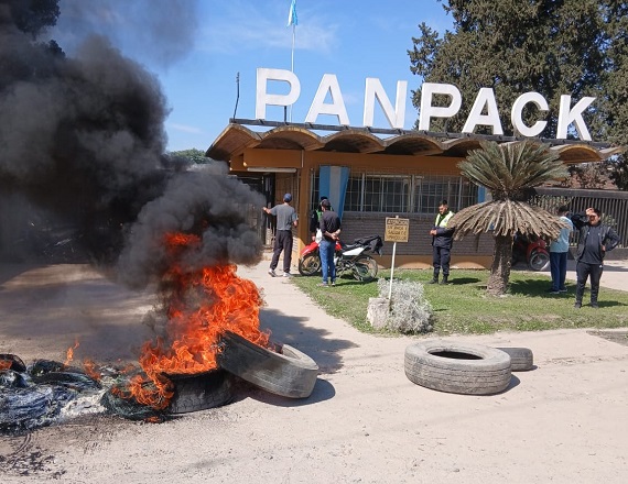 Panpack abastece históricamente al sector agrícola con bolsas para papa, cebolla y azúcar, rubro que sostiene la operación durante la zafra. La competencia de productos importados, redujo la demanda.