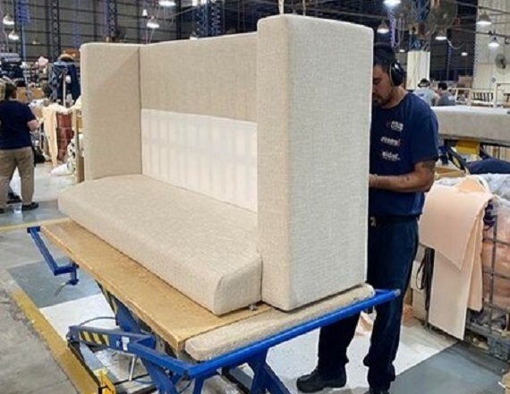 Color Living argumentó para los despidos que el cierre responde a la caída de la demanda y la apertura de importaciones. Solo en la localidad de Pilar cerraron varias empresas y despidieron en el año a unos 1.500 trabajadores.