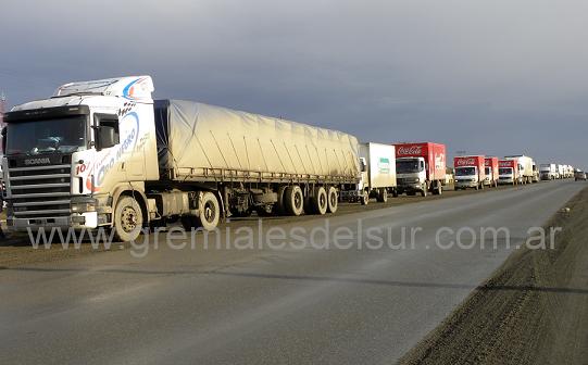 La caravana de camioneros esperó a Moyano en la ruta complementaria C 