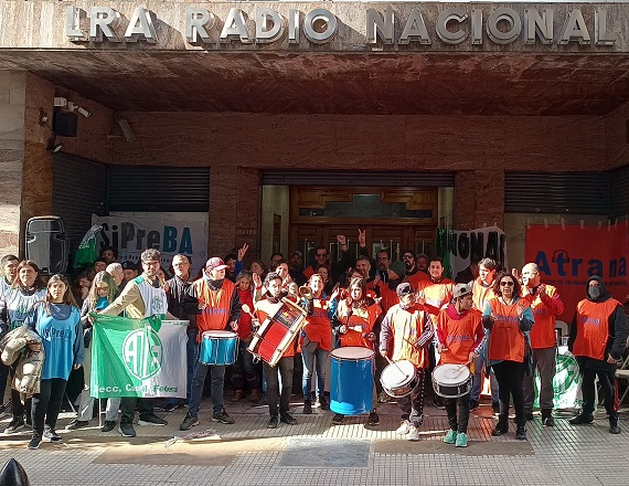 La Radio Abierta será este jueves 18 de diciembre a las 12:30 horas en el acceso a la sede principal de Radio Nacional, Calle Maipú Nº 555 (CABA), y luego se marchará en unidad a Plaza de Mayo.