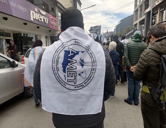 “El proyecto oficial representa un severo ataque a los derechos laborales históricamente consagrados y garantizados por la Constitución Nacional”, remarcó AMET Tierra del Fuego.