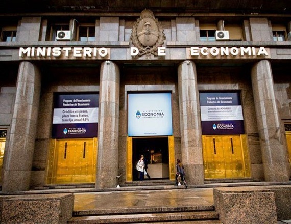 El Juez concluyó que la utilización de locaciones de servicios y convenios con Universidades Nacionales, resultó incompatible con las tareas permanentes que la profesional desempeñó dentro del servicio jurídico estatal.