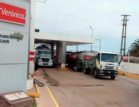 Son más de 150 tambos afectados, además de transportistas y proveedores de servicios básicos, y 700 puestos de trabajo directos en riesgo.