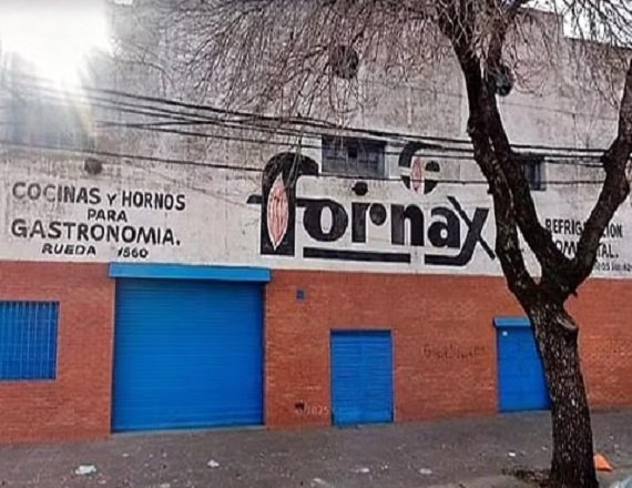 En un contexto muy adverso para el sector industrial, Fornax cierra sus puertas y deja a diez trabajadores en la calle. La caída del consumo y la apertura de las importaciones profundizaron la crisis y parece no tener retorno.