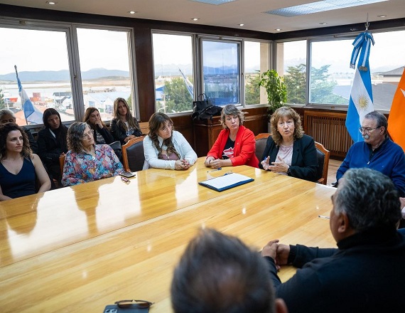 Mediante un acta acuerdo rubricado con todos los gremios del sector, la decisión política fue asegurar el pago de haberes, la estabilidad, y exonera de responsabilidades sobre el patrimonio portuario durante el conflicto institucional.