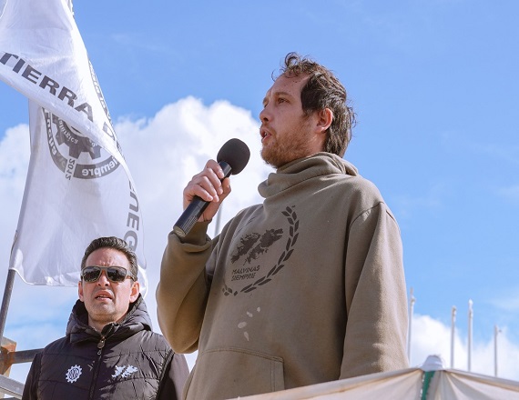 “A los compañeros contratados les pagaron todo, pero los compañeros de planta permanente estamos sin sueldos, sin comunicación, y sin garantías de seguir”, remarcó el Delegado de Aires del Sur, Maxi Uriona.