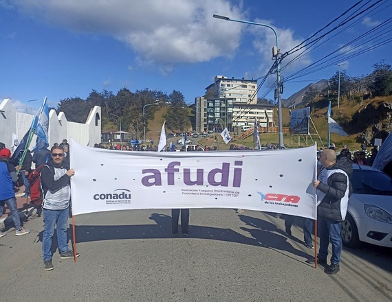 “Defender la Universidad Pública es también defender el trabajo fueguino, el arraigo poblacional y el desarrollo estratégico de la provincia”, remarcó la Secretaria General de AFUDI, Andrea Ozamiz.
