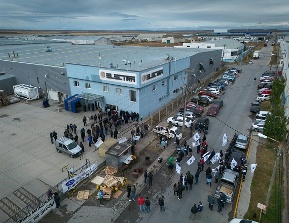Las expectativas para los trabajadores de la empresa Aires del Sur no son las mejores a pesar de la intermediación de la cartera laboral de la provincia, ya que la empresa no ha dado indicios de nada. Foto: lavaca.org.
