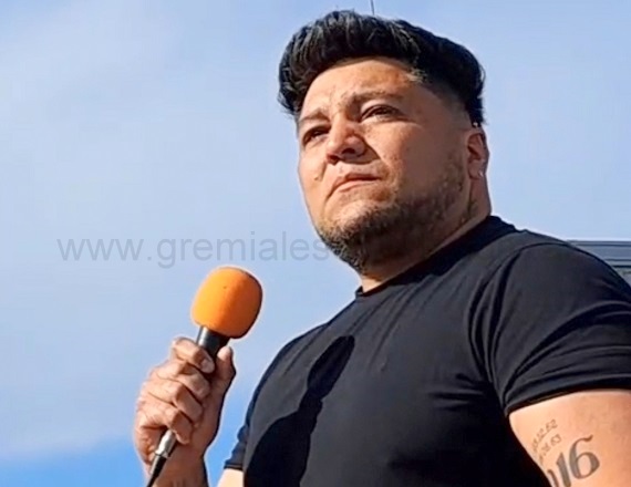 “En la entrada a la fábrica, hoy fue ver a mis compañeros llorando en la línea, no sabiendo cómo ir a decirle a su familia que se tienen que ir de la casa, que no tienen que comer”, dijo José López, Delegado de los trabajadores de Aires del Sur.