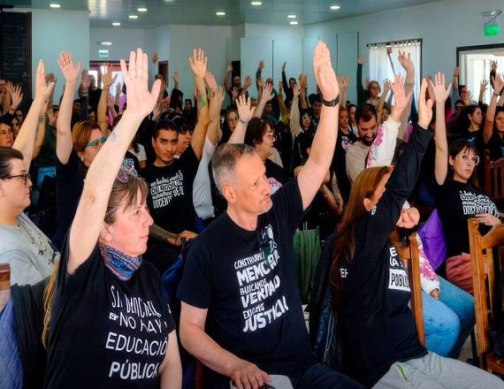 “Tenemos que defender el salario y tenemos que ir a un plan de lucha que va a ser muy largo”, remarcó el Secretario General del SUTEF, Horacio Catena.