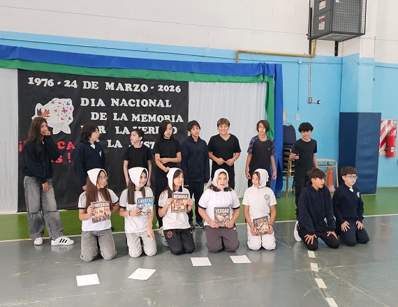 Durante los actos, estudiantes de ambos niveles realizaron intervenciones alusivas a la fecha, a través de representaciones simbólicas orientadas a la reflexión y a la construcción de memoria colectiva.
