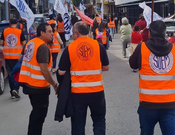 La desición de la entidad sindical fue comunicada al Ministerio de Trabajo de la provincia de Tierra del Fuego, y al Subsecretario de Asuntos Laborales y Gremiales de la Municipalidad de Ushuaia, Fernando Starklof.