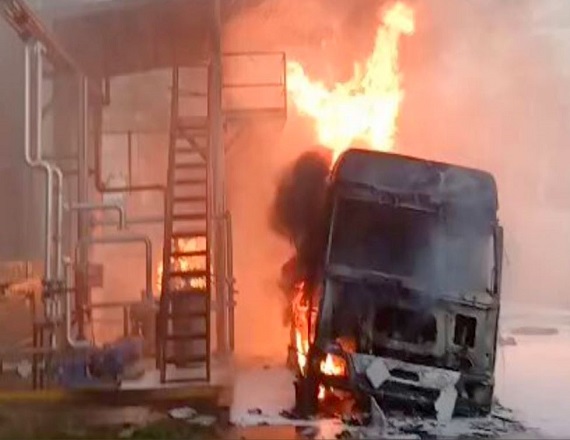 El siniestro se produjo a última hora de la tarde del sábado en la refinería Nueva Energía, ubicada en el Parque Industrial de Pilar, mientras los trabajadores intentaban cargar combustible a un camión.