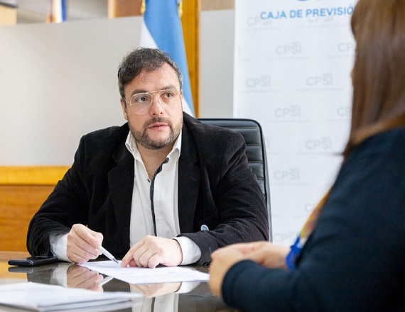 “No hay cambios paramétricos, no se alteran las condiciones para jubilarse. Lo que cambia son las herramientas, para hacer más eficiente y más ágil todo el trámite”, precisó Roberto Bogarín.