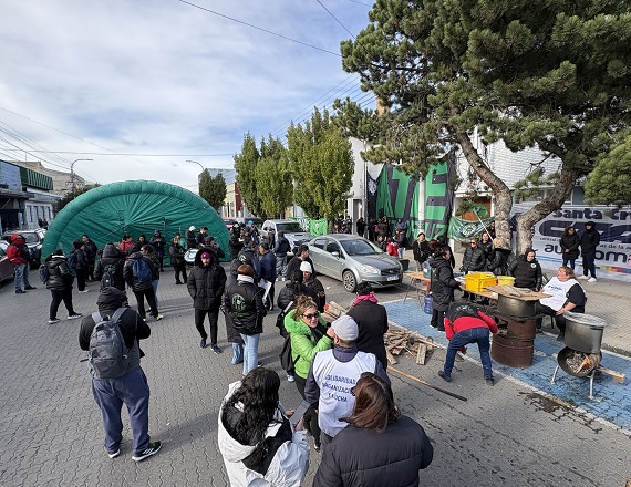 Cabe acotar que el paro de 72 horas se suma a la protesta realizada la semana pasada, que tuvo un alto acatamiento y estuvo acompañada por una olla popular frente al Ministerio de Economía en Río Gallegos.