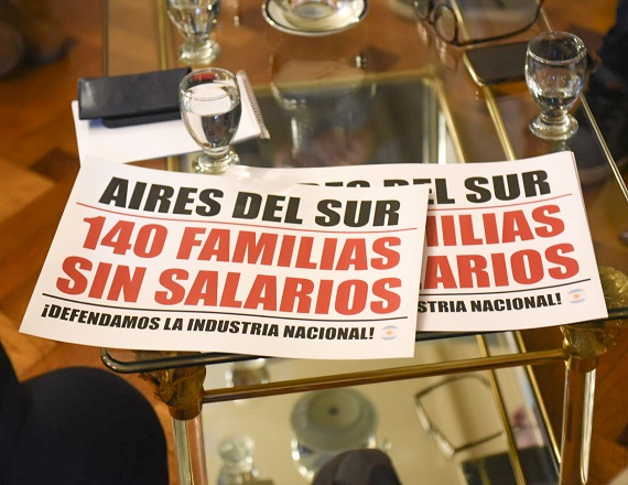 “Desde el bloque de Diputados Unión por la Patria, hoy traemos su voz al recinto; son 140 familias fueguinas que llevan 3 meses sin respuestas ni salarios”, expresó en su cuenta de Facebook Andrea Freites.
