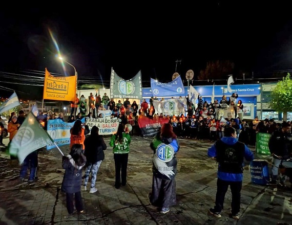 Los gremios han endurecido su postura con paros y cortes de ruta intermitentes. La presión crece sobre el Gobierno, mientras la mesa de negociación paritaria sigue sin ofrecer respuestas que satisfagan a las asambleas de trabajadores.