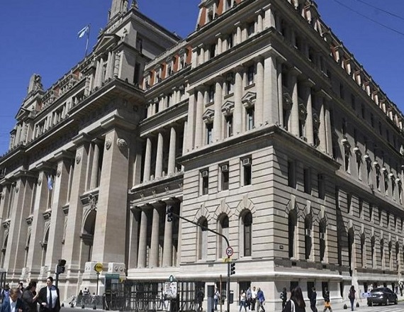 Con este fallo, el expediente regresará al Juzgado Contencioso Administrativo Federal Nº 12. Allí continuará una pulseada judicial que sigue abierta, aunque por ahora acumula más definiciones favorables para el Gobierno nacional.