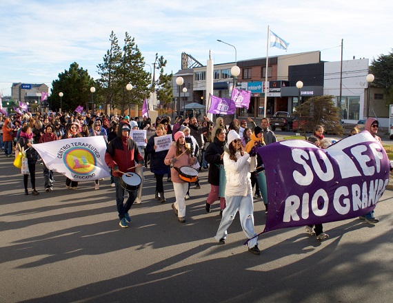 En Ushuaia, los docentes concentrarán a las 10:30 horas en el recinto legislativo en calle Yaganes. En Río Grande la concentración será a las 12:00 horas en la Delegación de Gobierno, San Martín Nº 44.