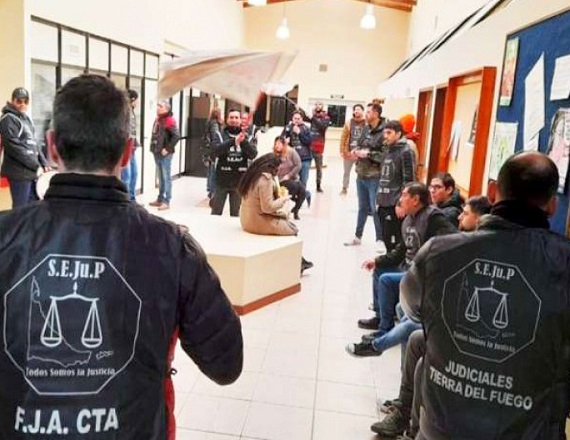 La Secretaria General de SEJUP, Marina Monchietti, cuestionó la recomposición del 2% otorgada por el Superior Tribunal y reclamó ascensos pendientes y la reactivación de la carrera judicial.