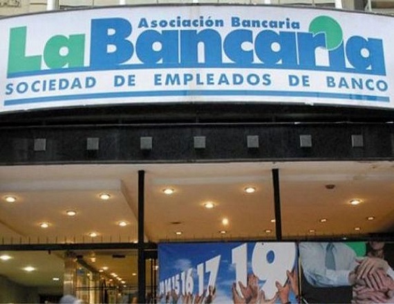 La medida fue anunciada a través de un comunicado emitido por el Secretariado Nacional de La Bancaria, en rechazo a decisiones adoptadas por las autoridades de ambas entidades que afectan directamente a los trabajadores.