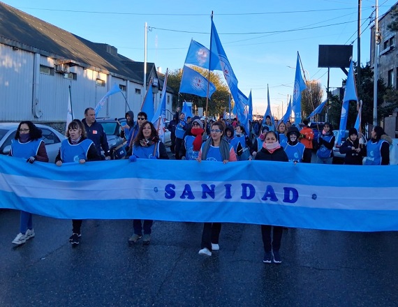 “Todo es por los reclamos salariales, porque no fue suficiente la propuesta del Ejecutivo con respecto a las paritarias”, señaló Claudia Etchepare y confirmó que desde el sindicato solicitaron un cuarto intermedio hasta el jueves.
