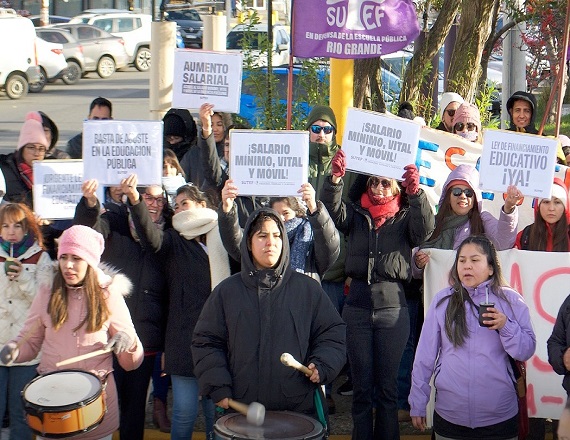 “La propuesta salarial para el mes de mayo representa $10.000 menos de lo ofrecido en el mes de febrero. Pretender que un docente que recién se inicia acepte $40.162 a cobrar al mes de junio es una verdadera provocación”, indicó el SUTEF.
