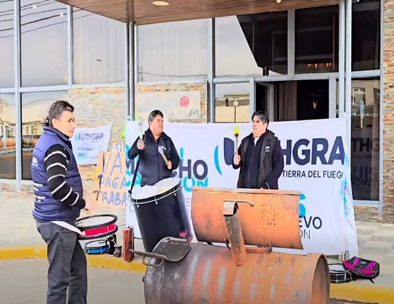 Son 13 los trabajadores afectados por los recurrentes incumplimientos del Hotel Atlántida. “Los compañeros están con retención de tareas, hasta que ellos no cobren, no levantamos la medida”, remarcó Fabián Aguirre, dirigente de UTHGRA.