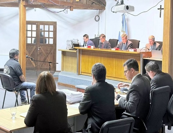 El Fiscal solicitó condenas de cumplimiento efectivo para Carlos Córdoba y Miguel Arana por 22 hechos de estafa vinculados a viviendas del IPVyH. El Tribunal resolverá el viernes y no descartan detenciones inmediatas.