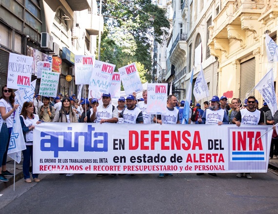 Según el documento de APINTA, desde el 10 de diciembre de 2023 hasta el 24 de abril de 2026, el organismo perdió 1.145 trabajadores, entre retiros voluntarios, renuncias, jubilaciones y licencias sin goce de sueldo.