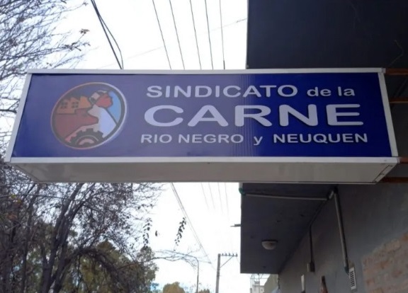 La Cámara de Trabajo de Viedma condenó al Sindicato de Obreros y Empleados de la Industria de la Carne de Río Negro a cesar las retenciones y restituir las sumas retenidas en los últimos dos años, más intereses.