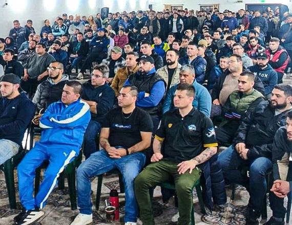 “A partir de hoy, iniciamos con orgullo y firmeza la era de nuestras paritarias autónomas, ratificamos el compromiso inclaudicable de seguir custodiando cada derecho conquistado”, indicó el sindicato de Petroleros Privados de Tierra del Fuego.