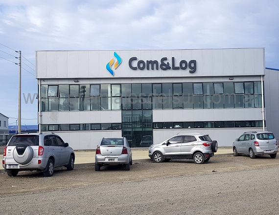 La empresa Com&Log S.A., cuenta con una planta industrial en ciudad de Río Grande, provincia de Tierra del Fuego, y otra en Ezeiza, donde concentra principalmente las tareas de logística y distribución de sus productos.