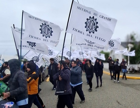 La medida de fuerza comenzará con el inicio de los turnos mañana del lunes 6 de julio y se extenderá hasta que se completen la totalidad de los turnos tarde y noche, alcanzando así a todas las plantas metalúrgicas de Río Grande.