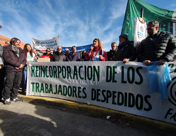 “Estos despidos paralizan áreas estratégicas y ponen en riesgo todo el desarrollo nuclear de nuestro país”, señaló el titular de ATE Nacional, Rodolfo Aguiar, y remarcó, “exigimos la inmediata reincorporación de todos los trabajadores”.