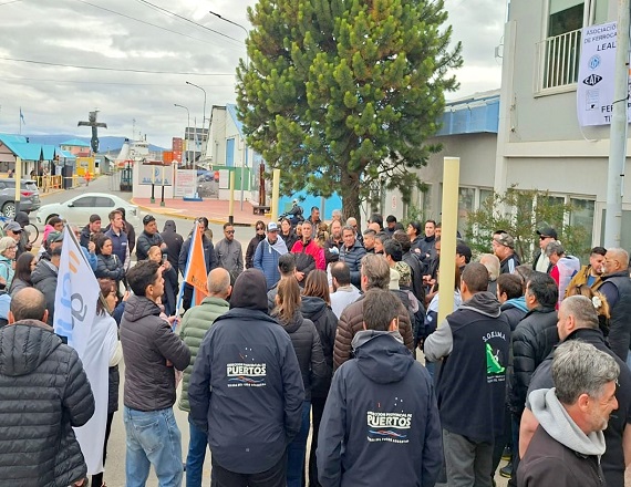 64 trabajadores de la Dirección Provincial de Puertos denunciaron que la resolución de la Agencia Nacional de Puertos y Navegación vulnera derechos laborales, de estabilidad y de carrera administrativa.