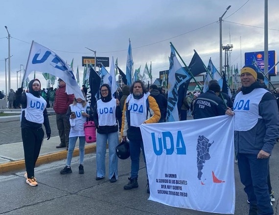 “Argentina se encuentra entre los países con los perores indicadores educativos, y Tierra del Fuego es una muestra de ellos”, destacó la Secretaria General de la Comisión Normalizadora de UDA Tierra del Fuego, Fanny Abregu.