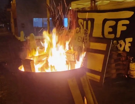 “La docencia ha dicho basta, el paro ha sido masivo, con una gran demostración en la movilización, y nos preparamos para arrancar el lunes con la continuidad de este paro por tiempo indeterminado”, resaltó Horacio Catena.