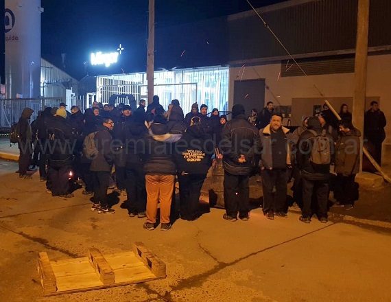 Los trabajadores se manifiestan frente a cada fábrica del Grupo Mirgor, y en particular en la planta de calle Einstein se encuentra cortada la circulación vehicular entre las calles 25 de mayo y Don Bosco.