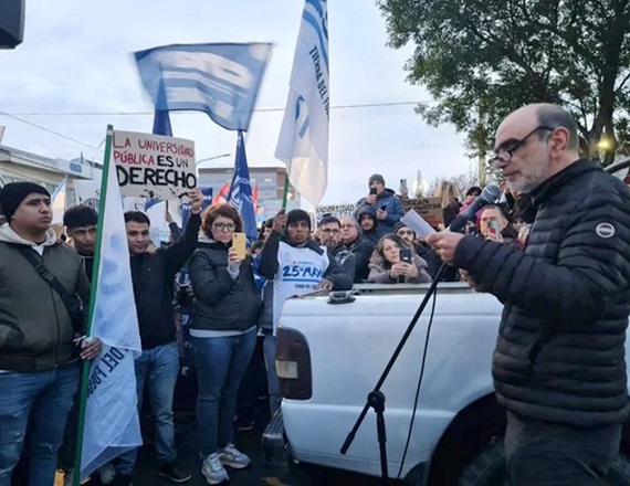 “Es el mismo Gobierno el que enseña que la ley puede violentarse con un simple decreto o por un capricho. No solamente hay que luchar para que salga, sino que hay que luchar para que cumplan la ley también”, afirmó Fabio Seleme.