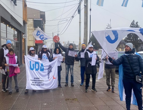 La seccional UDA Tierra del Fuego, expresa su total repudio a todas las políticas de recorte en educación y se mantiene en permanente alerta y en campaña en defensa de la Escuela Pública.